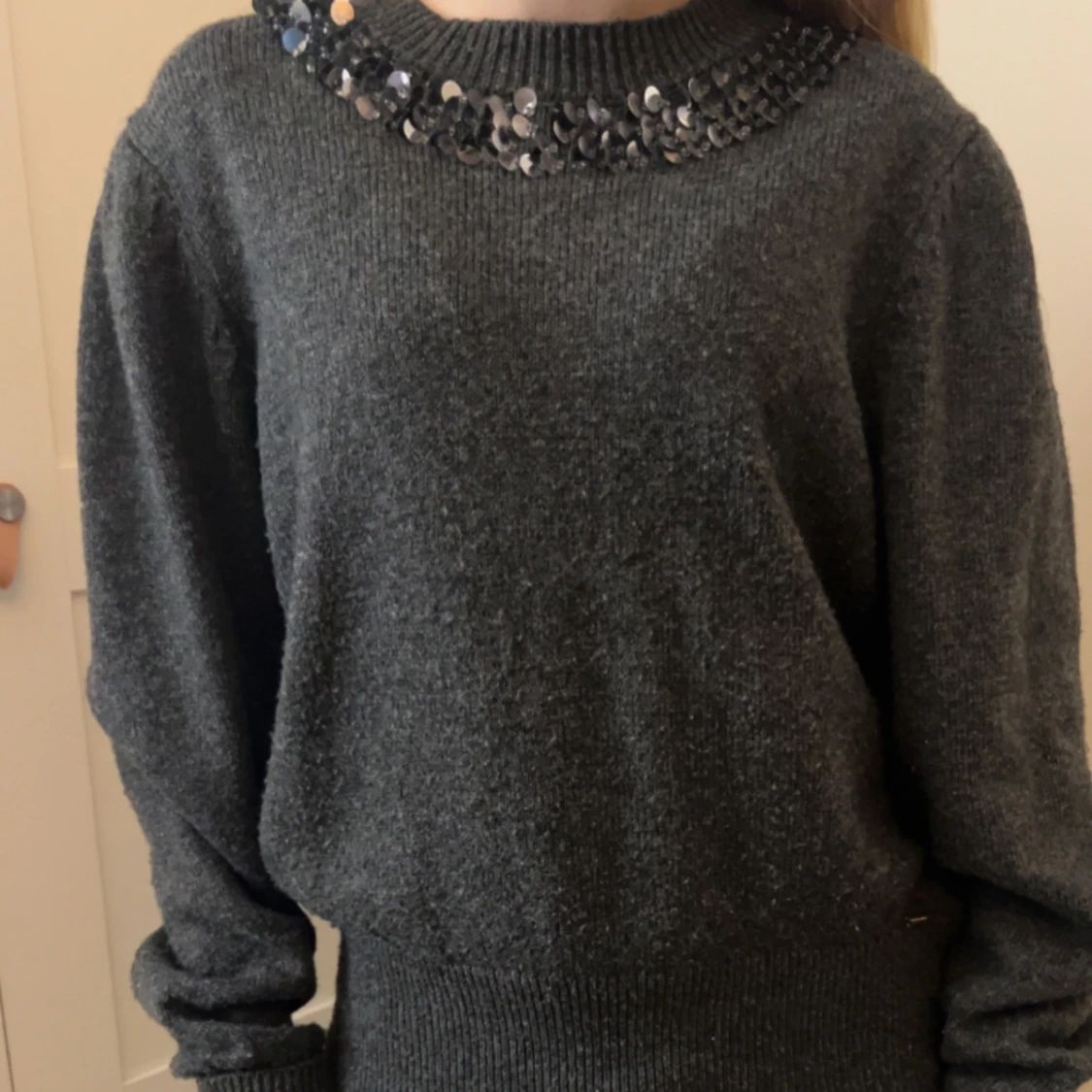 Mörkgrå tröja med paljettdetaljer
