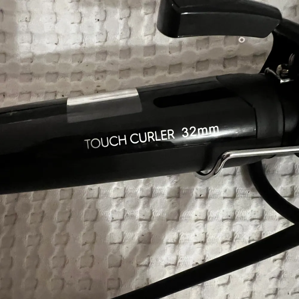 Säljer min Björn Axén curling iron då den inte används längre. Aldrig använd och är i perfekt skick!. Muu.