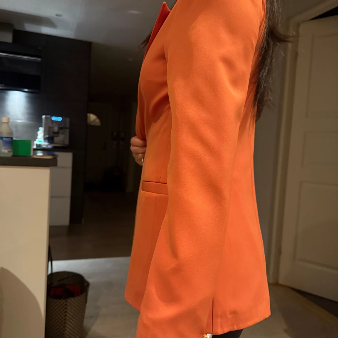 Orange kavaj med guldknappar - 91