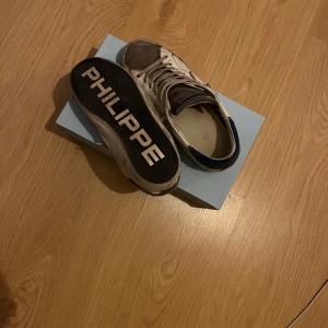 Philippe model skor - Snygga sneakers från Philippe Model, skorna är i bra skick och box medföljer, Nypris 4300! Priset är inte hugget i sten.