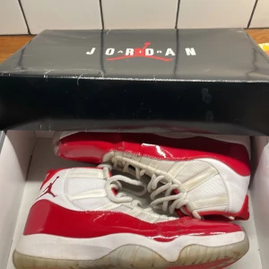 Nike air Jordan 11 carry Retro  - Ett par Jordan 11 med box storlek 43 det är lite täcken på användning men syns inte när man går. Priset går att diskutera 