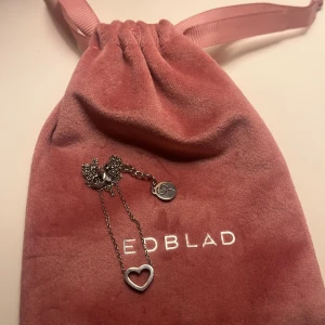 Silvrigt hjärthalsband från Edblad - Säljer mitt silvriga halsband från Edblad som jag fick när jag fyllde då jag inte använder silver💞 det är i mycket bra skick💞