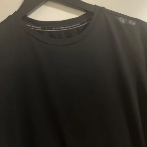 Blandad - Säljer en beige stickad tröja med texten 'PARADIS' i rött på bröstet. Den är i nyskick. Sailracing svart tröja, skinny byxa med 31 storlek. Jack and Jonse skjorta 