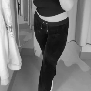 Juicy couture byxor  - Säljer ett par svarta mjukisbyxor i sammet. De har en bekväm passform med dragsko i midjan och fickor både fram och bak. Jätte fint skicka och pris kan diskuteras ❤️