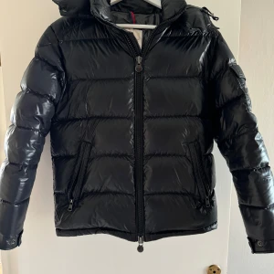 Moncler maya - Säljer nu min moncler maya då den har blivit för lite, storlek 1, alla taggar finns kvar. Priset är inte skriver i sten.
