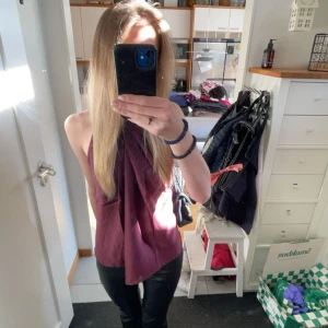 Vinröd ärmlös topp - Snygg vinröd ärmlös topp, as snygg! passar till allt, köpt för ungefär 350 kr. i jätte bra skick 🫰🏻