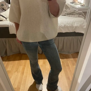 Blå jeans i bra skick - Säljer ett par klassiska blå jeans i bra skick. De har en normal passform och är perfekta för vardagsbruk. Jeansen har en utsvängd och är tillverkade i ett slitstarkt denimtyg. Perfekta för både höst och vår! (Lågmidjade)