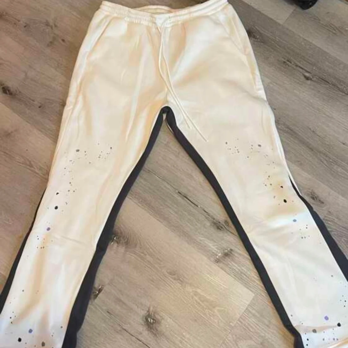 Grå/Vita flared mjukisbyxor med svarta detaljer