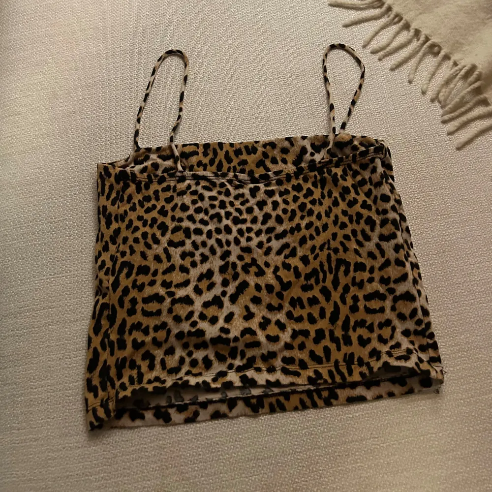 Jättefin leopardmönstrad linne från Gina Tricot i storlek s.  tunna axelband💕. Toppar.