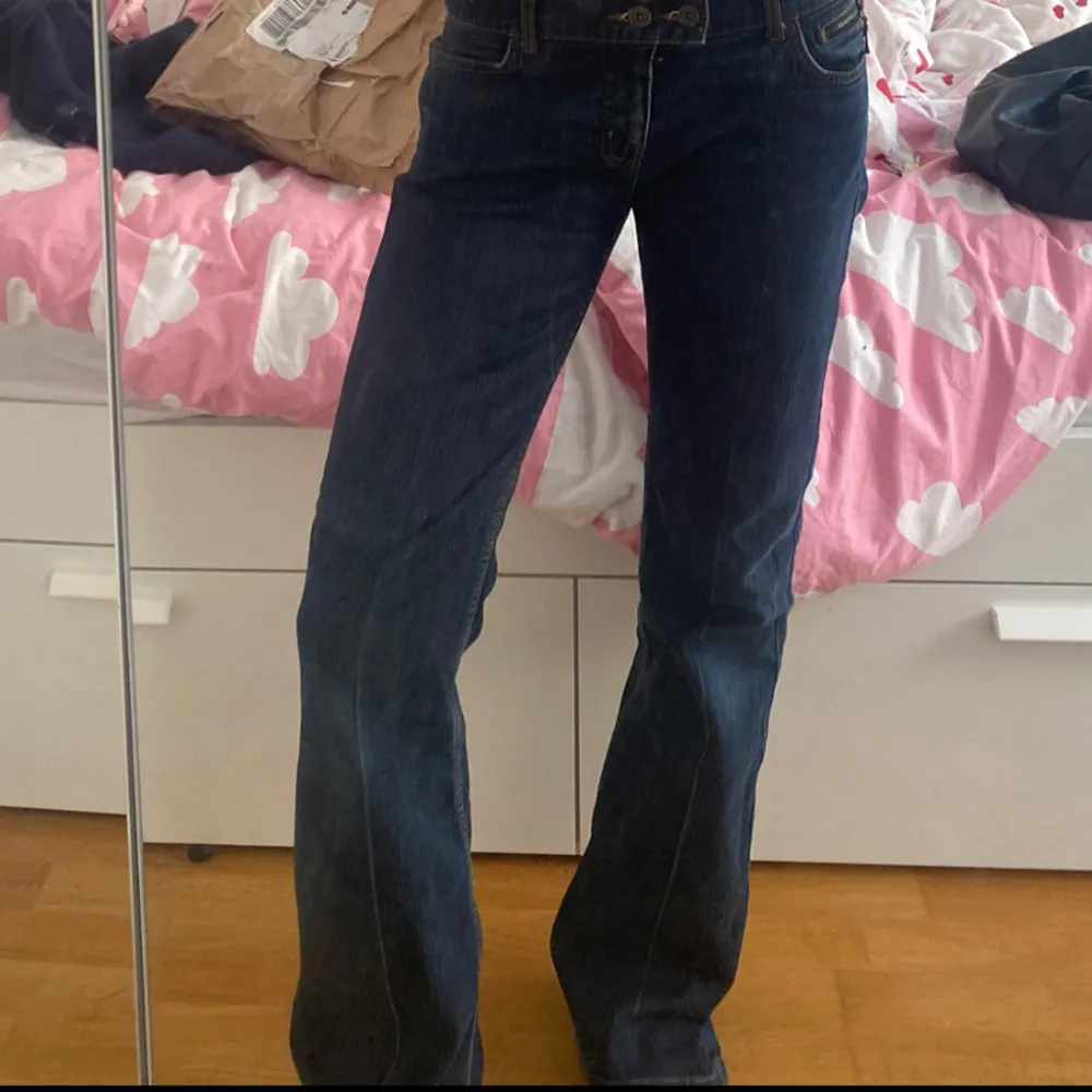 Säljer ett par snygga mörkblå bootcut jeans i bra skick. De är Lågmidjade och passar jätte bra till alla möjliga tillfällen!         Säljer då de tyvärr är förstora. Jeans & Byxor.