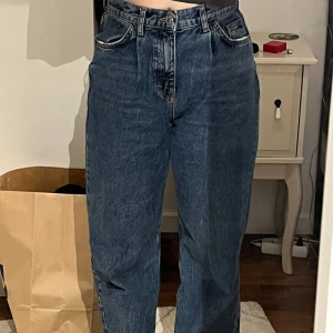 Blå jeans med hög midja - Säljer ett par klassiska blå jeans i mycket bra skick. De är högmidjade och har en avslappnad, rak passform som ger en skön och trendig look🤩🎉