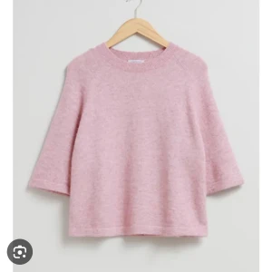 Rosa stickad tröja - Säljer en superfin rosa stickad tröja med trekvartsärm, från Other stories. Perfekt för vår och höst när det är lite kyligt. Passar både till jeans och en vit kjol!