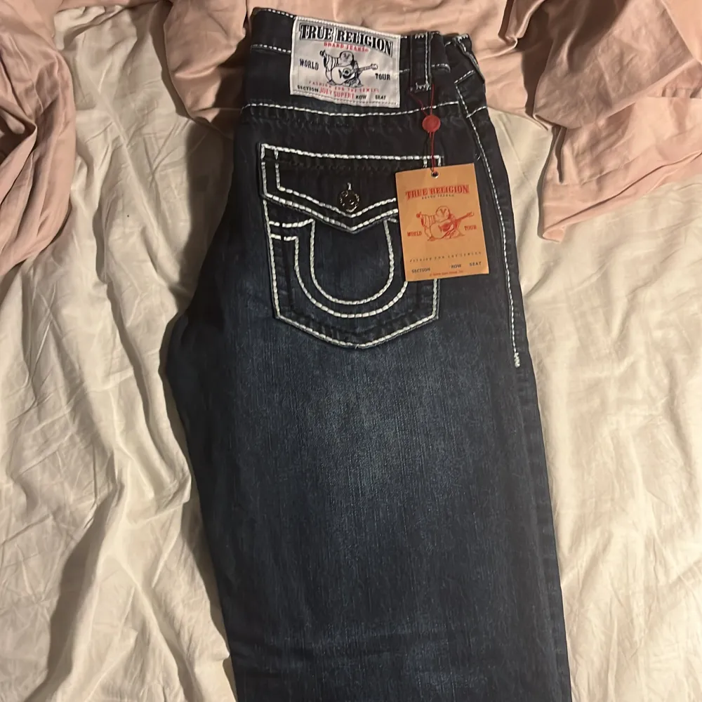 Säljer ett par sköna mörkblå jeans från True Religion i nyskick. De är i storlek W32 L32 så passar dig som är från 180-190. Priset går att diskuteras vid snabb affär!. Jeans & Byxor.