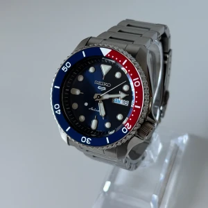 Seiko 5 Sports - • Modell: Seiko 5 Sports • Storlek: 42,5 mm • Referens: SRPD53K1 • År: 2024 • Skick: Mycket Bra • Medföljer: Fullset