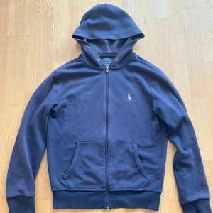 Ralph lauren hoodie - En rikigt fett Ralph lauren i rikigt bra skick. Använd fåtal gånger. Nypris 1999kr. Jag säljer för 499. Storlek XS. Bara att skriva vid minsta fundering🙌