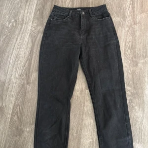 Svarta jeans med rå kant - Säljer ett par svarta jeans i bra skick. 
