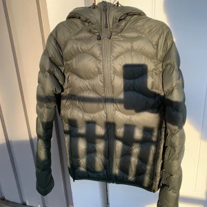 Grön dunjacka från Peak Performance - Säljer grön helium dunjacka från Peak Performance i storlek S. Den är i nyskick och är perfekt för höst och vintern❄️