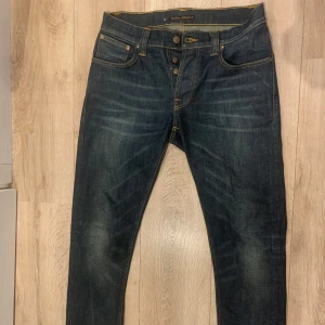Mörkblå jeans från Nudie Jeans - Säljer ett par mörkblå jeans från Nudie Jeans i mycket bra skick. De har en slim passform och är tillverkade i högkvalitativt denim.