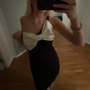 Klänning med rosett - Suuuperfin klänning med en stor rosett på. Går att använda som en topp också💕💕