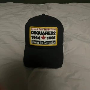Dsquaered keps - Nypris runt 1800 ifrån NK, använt typ en gång. Priset inte hugget i sten