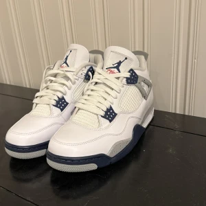 Nike Air Jordans 4 Midnight Navy - Säljer ett par snygga Jordan 4’s Midnight Navy. Helt nya. Stl 44.5. Säljer pgd att jag använder inte dem. Pris kan diskuteras 