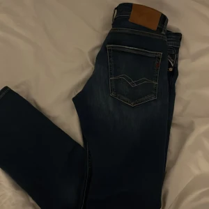 Replay jeans - Säljer ett par snygga jeans från Replay, modell Grover. De har en klassisk femficksdesign och är i mycket bra skick. Perfekta för både vardag och fest! Skick är 10/10 nästan aldrig använd pris kan diskuteras Nypris 1500