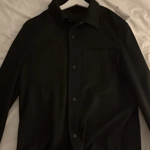 Overshirt från Zara - Snygg svart Overshirt från Zara i storlek S helt ny 10/10 skick nästan aldrig använt pris går att diskutera 