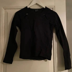 Svart långärmad tröja från Gina Tricot - Säljer en svart långärmad tröja från Gina, som man ser på sista bilden har den en detalj på framsidan🥰