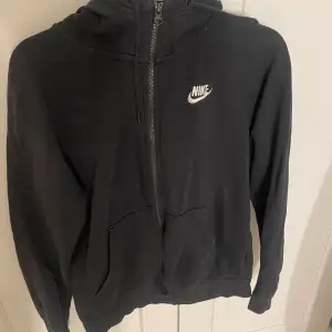 Säljer en svart hoodie från Nike. Den är lite urtvättad men annars i bra skick💗