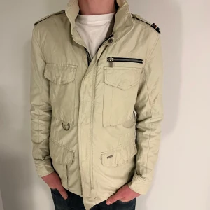 Snoot field jacket - En sjukt snygg field jacka från snoot med sjukt feta detaljer som är perfekt för vintern! Nypris ca 5400 kr! Jackan är lite smutsig vid nacken men utöver det i grymt skick och det är bara att höra av sig vid frågor!