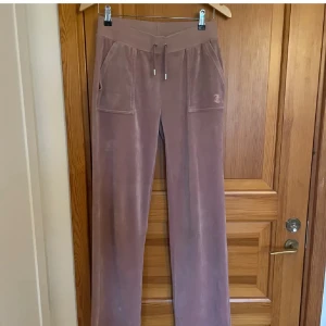 Juicybyxor med fickor - Säljer ett par rosa mjukisbyxor i mycket bra skick.  Både perfekta för en dag hemma och ute. De finns en lite fläckar på byxorna. Original pris 1200kr