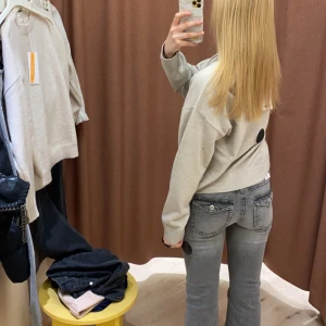 Grå jeans från Gina Tricot - Säljer ett par snygga grå jeans från Gina Tricot i storlek 164. De har en klassisk femficksdesign och en knapp med Gina Tricot-logga. Perfekta för både vardag och fest! 🖤