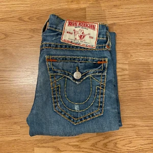 True Religion Jeans Billy Super T - !skicka bud för snabb affär! Skitfeta bootcut true religion Billy super t jeans. Storlek 32 och i jätte bra skick. Gammalt sällsynt par, skriv om ni undrar någonting 📲