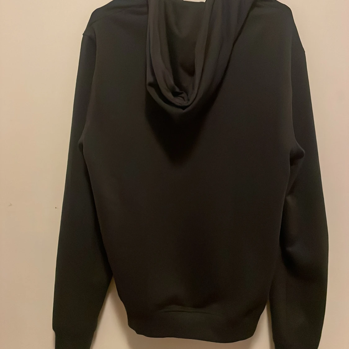 Svart hoodie från Pier One - 90