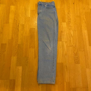 Blå jeans från Sweet Skibs - Säljer ett par klassiska blå jeans från Sweet Sktbs i storlek 27. De är i bra skick och har en snygg straight passform. Perfekta för vardagen! 👖✨