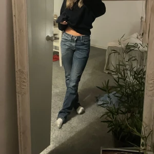 Blå jeans från Levis - Säljer ett par super fina Levis jeans i mycket bra skick!💕💕 De är lågmidjade och är raka i benen🙌🏻 på byxorna står de w29 och l32. Passar mig som brukar ha xs/s och byxor. Jag är 164cm!