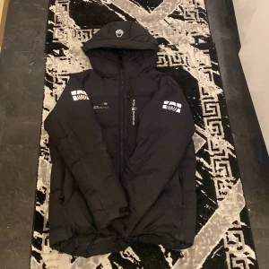 Sail racing jacka - Hej säljer den här fina jackan pga av den va för stor annars är den jätte fin och varm inför denna kalla vintersäsongen den är äkta använt i superfint skick inga skador ny pris ungefär 5500kr! Helt ny använd få par gånger hör av er via intresse eller frågor😊 mvh!