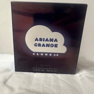 Säljer en Ariana Grande Cloud 2.0 Intense parfym, 100 ml. Perfekt för dig som älskar en söt och drömlik doft. Parfymen är helt ny. öppnade och sprayade endast en gång🤍