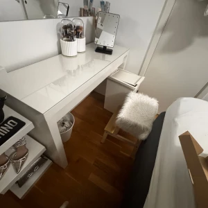 Smink bord, skrivbord  - I väldigt bra skick, pris kan diskuteras. Finns i Stockholm att hämta 