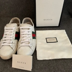 Gucci ace - Fina Gucci skor har haft ett ta. Det är bra skick men kan polera lädret med läder olja så dem blir rikigt fina om det vills. tar emot byten också