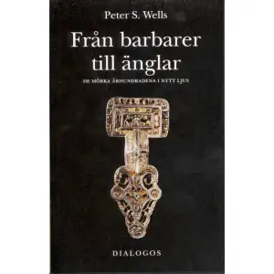 Den gängse bilden av den fyra århundradena från Roms fall till Karl den stores rike är att perioden präglades av godtyckligt våld, laglöshet, folkvandringar, sjukdom och svält den mörka tiden. Men arkeologiska fynd på senare tid berättar något annat. De fyra hundra åren var mycket dynamiska och allt annat än mörka. Civilisationer nådde nya höjder i fråga om konst, teknologi, arkitektur, hantverksskicklighet, handel och lärdom. Den nyutvecklade plogen höjde jordbruksproduktionen till en nivå långt över romarnas, de byggnadstekniska innovationer möjliggjorde uppförandet av medeltida ståtliga katedraler och imposanta borgar och några av Europas ledande universitet växte fram. Många nya städer grundades, dessa urbana centrum utgjorde nav i vittförgrenade handelsnät, där allt från tyger och vapen till bärnsten och kryddor bytte ägare. Under denna så avgörande epok utvecklades också den moderna kristendomen. Peter S.Wells är professor i antropologi vid University of Minnesota samt en av världens ledande auktoriteter vad gäller den romerska eran och tiden efter imperiets upplösning.    Format Inbunden   Omfång 203 sidor   Språk Svenska   Förlag Dialogos Förlag   Utgivningsdatum 2008-10-15   Medverkande Claes-Göran Jönsson   ISBN 9789175042091  