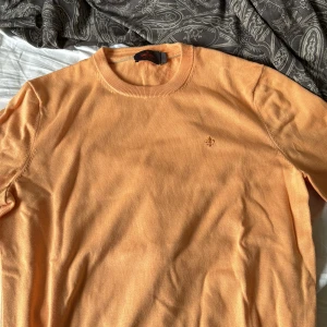 Orange tröja från Morfium - Säljer en snygg orange tröja från Morris. Den har en liten broderad detalj på bröstet och är i ett mjukt material. Perfekt för både vardag och fest! Änvänd endast 1 gång!!!🧡