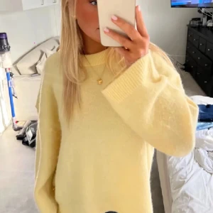 Gul stickad tröja - Säljer en supermysig gul stickad tröja med långa ärmar. Tröjan har en lös passform som gör den extra bekväm. Från Ginatricot i storlek S, fint skick! 💛