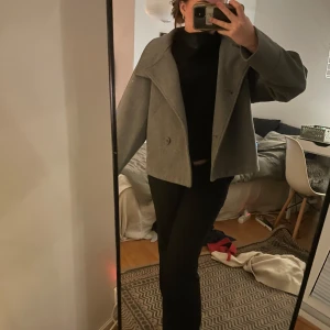 Grå kappa - Säljer en grå kappa i mycket bra skick. Från Gina tricot, bra skick 