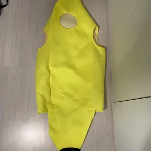 Banan kostym - Dräkten är 170 cm lång!  Har några fläckar men är inte så synliga!😁