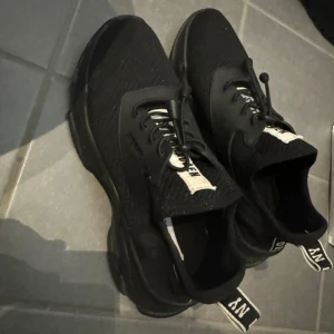 Steve madden nya - Strl 40 men passar även som 39, i nyskick använda enbart vid 2-3 tillfällen.