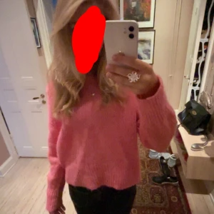 rosa tjocktröja - skit bra skick. perfekt till hösten och vintern. limited edition på h&m och säljs inte längre 