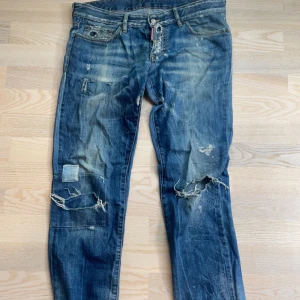 Dsquared2 jeans  - Säljer nu ett par jeans som tyvärr inte passar mig längre.   Storlek: 50 Italiensk strl - motsvarar 34-35 i svensk strl.