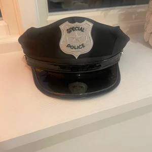 Oanvänd polis hatt  - Helt ny polis hatt från partaj aldrig använd bara testad.
