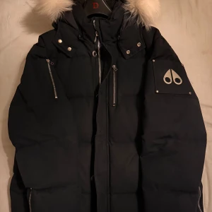 Mosse knuckle Jacka - Har använt den en hel vinter, passar inte längra, har blivit för liten så säljer den nu. Storlek XL/L Förhandla går att göra!  Den e äkta oxå Mer bilder o frågor går o ställa!